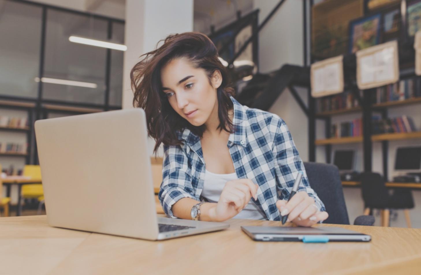 Finanzplanung und Analyse im modernen Büroumfeld